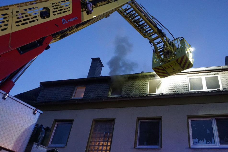 Wohnung brennt: Plötzlich sieht Feuerwehr eine rußgeschwärzte Frau am Fenster