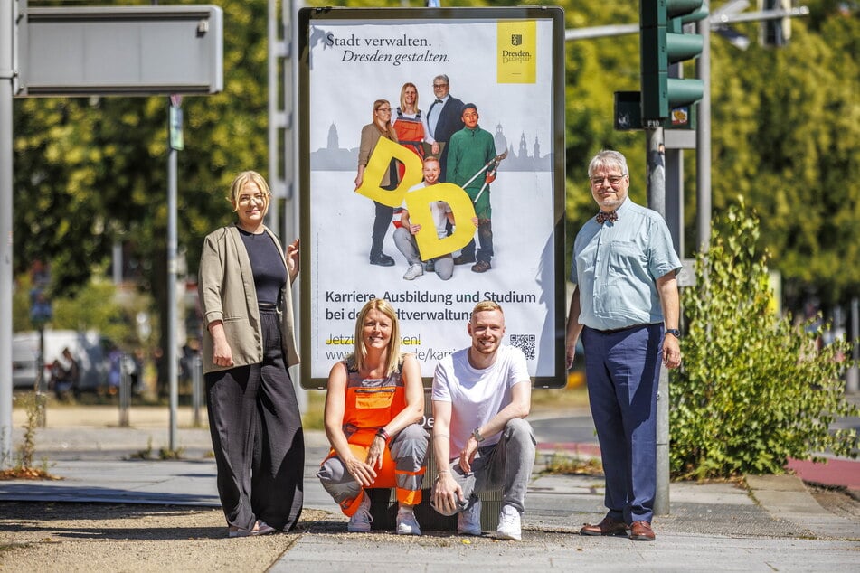 Personalamtsleiter Stefan Blauß (63, r.) mit Beschäftigten der Stadtverwaltung an den neuen Werbe-Plakaten.