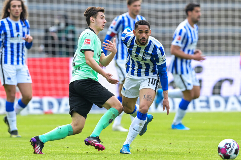 Galdbachs Florian Neuhaus (l) im Zweikampf mit Herthas Stürmer Matheus Cunha.