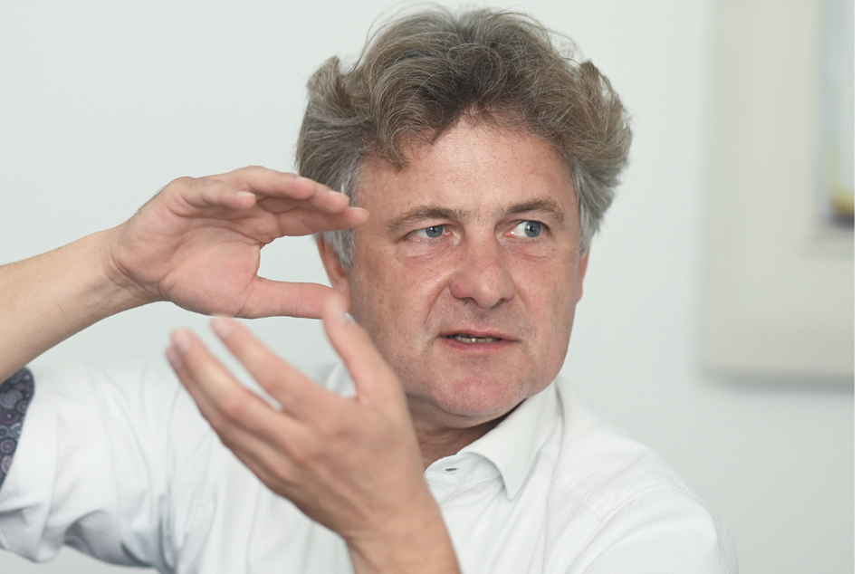 Frank Mentrup (SPD), Oberbürgermeister von Karlsruhe, spricht während eines dpa-Interviews im Rathaus.