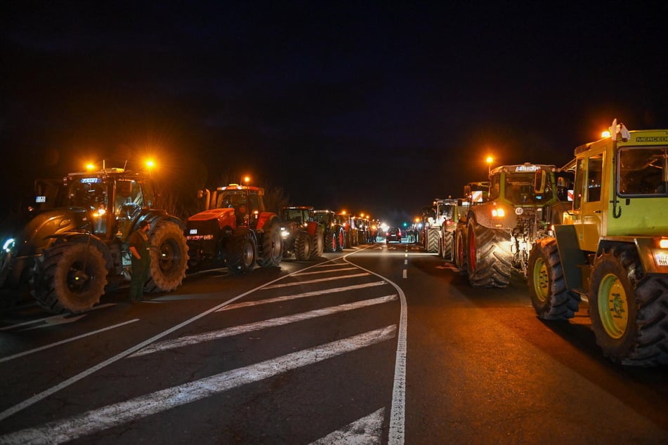 Bauern-Protest auch in Bautzen: Mehrere Traktoren blockieren Autobahnbrücke