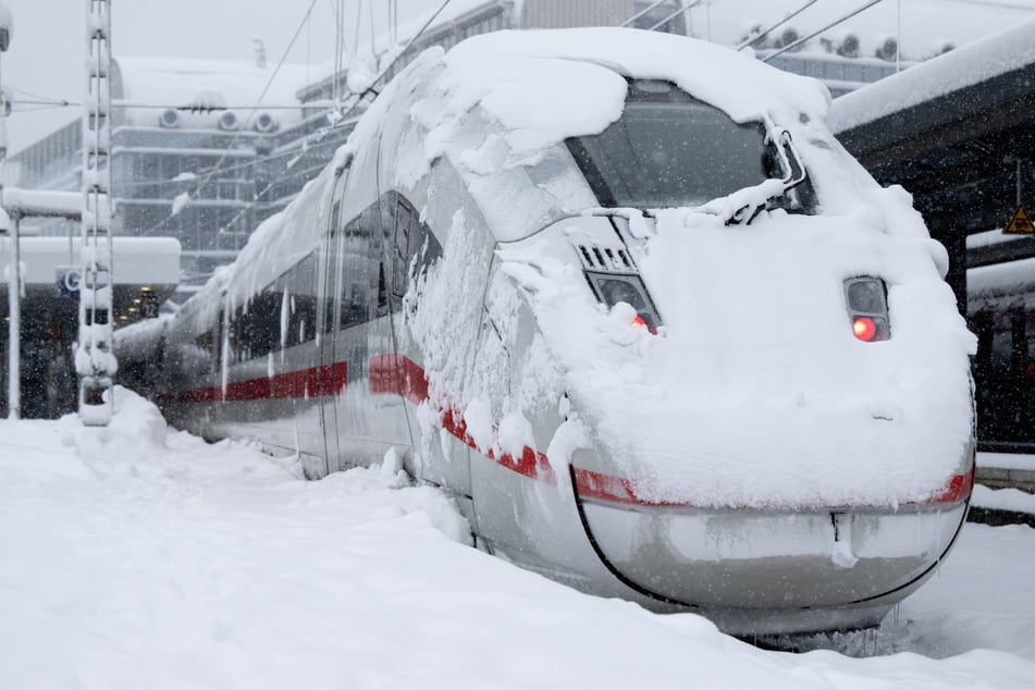 Eiskalt ausgebremst wurde der Bahnverkehr durch den starken Wintereinbruch.