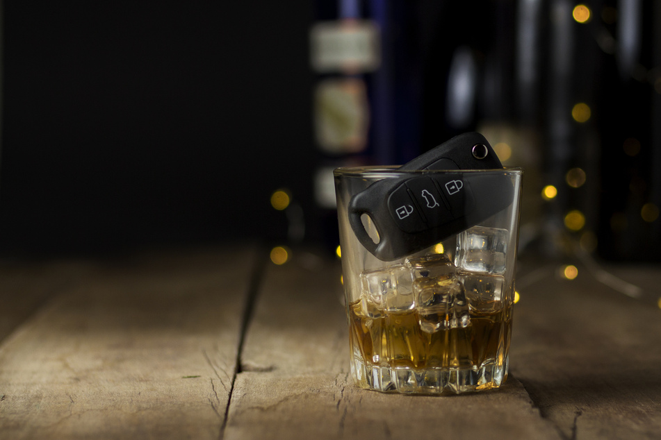 Obwohl ein 51-Jähriger am Samstagabend viel zu tief ins Glas geschaut hatte, versuchte er mit seinem Wagen lozufahren. Der Versuch scheiterte kläglich (Symbolbild).