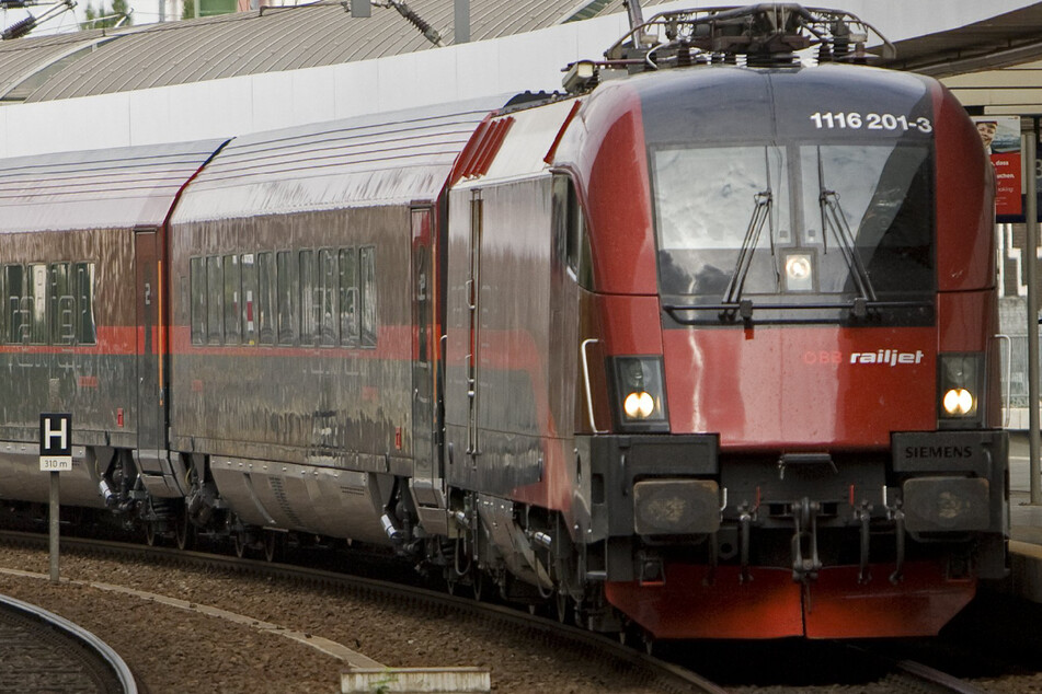 Nur 80 Meter vom anderen Zug entfernt, kam ein Railjet in Richtung München zum Stehen. (Symbolbild)