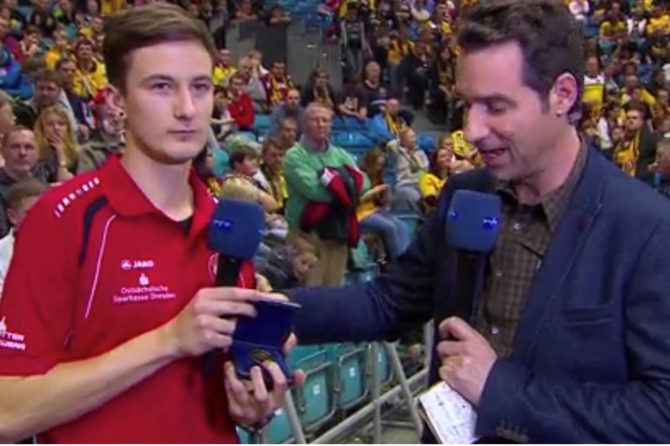 Beim Superregiocup überreichte Moderator Tom Scheunemann (r.) die "Tor des Monats"-Medaille an Franz Häfner.