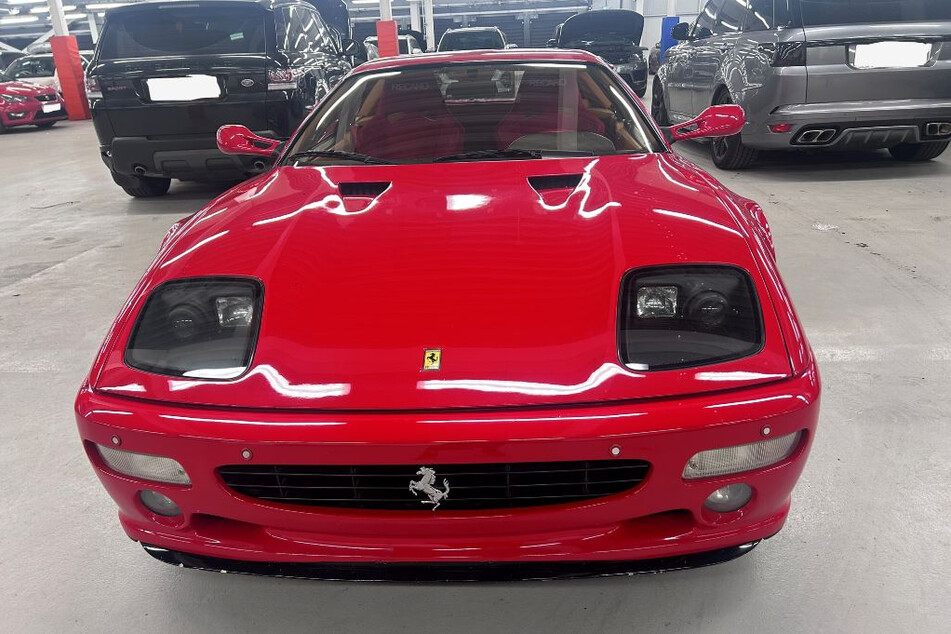 Der rote Ferrari F512M war einer von zwei italienischen Sportwagen, die während des Großen Preises von San Marino in Imola (Italien) im April 1995 entwendet wurden.