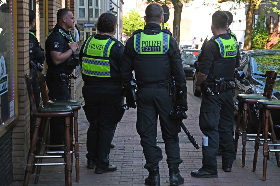 Die Polizei war am Montag mit knapp 130 Einsatzkräften in Hamburg-Harburg, um mehrere Lokalitäten zu durchsuchen.
