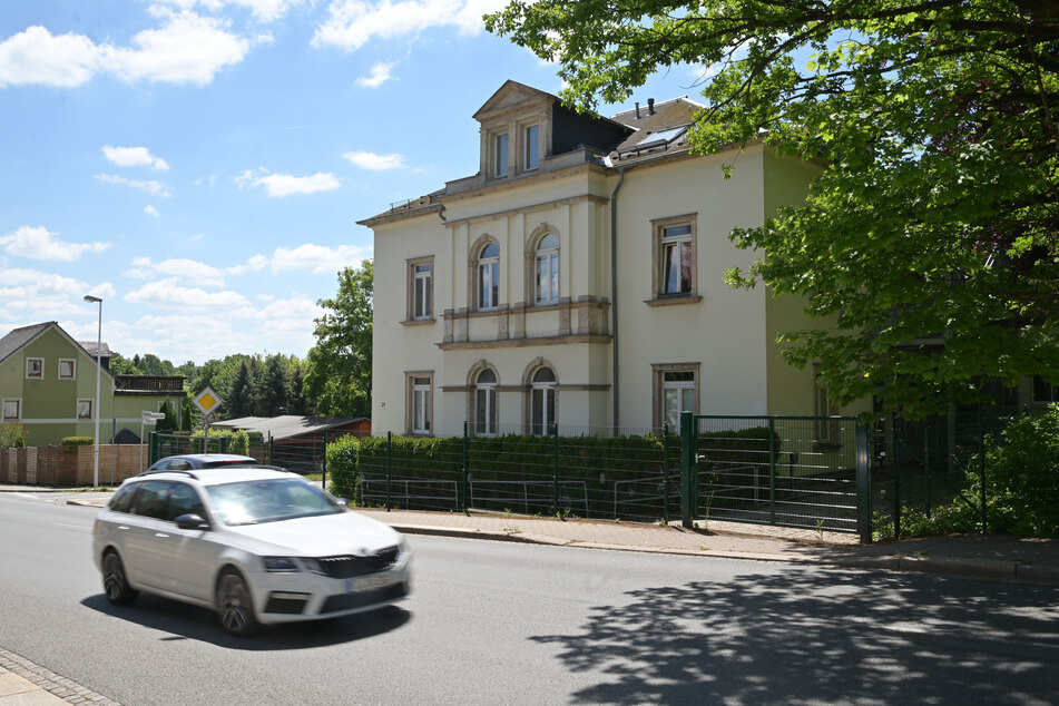 In diesem Haus in Siegmar an der Oberfrohnaer Straße hatten bis zuletzt 30 Alkohol-Abhängige gewohnt. Die Stadt räumte das Gebäude und funktionierte es um.