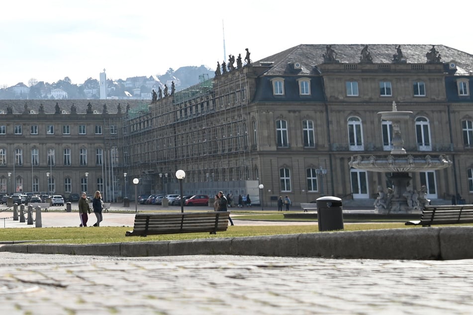 Stuttgart: Paar vergnügt sich auf Stuttgarter Schloßplatz - vor den Augen von Kindern