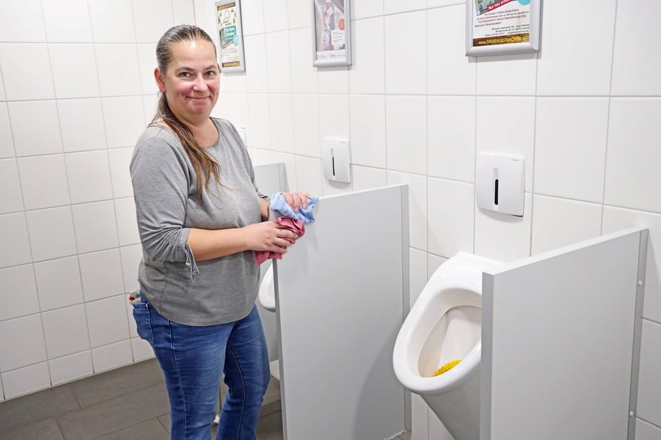 Gebäudereinigerin Manuela Latusek (46) sorgt dafür, dass sich die Gäste auch weiter über saubere Klos freuen.