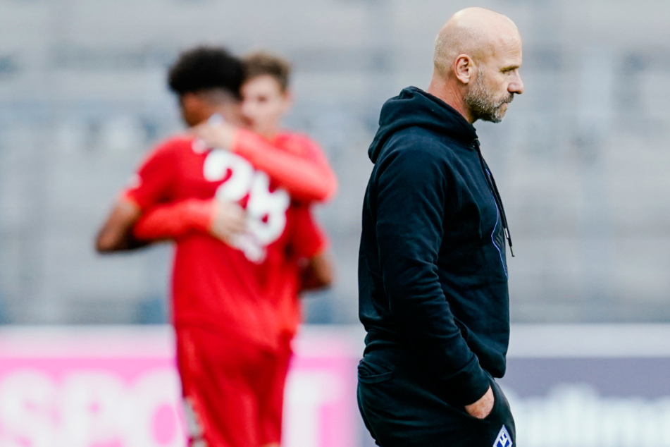 Bernhard Trares (54, rechts im Bild), Cheftrainer des SV Waldhof Mannheim, rechnet nicht mehr mit dem Aufstieg in die 2. Fußball-Bundesliga.