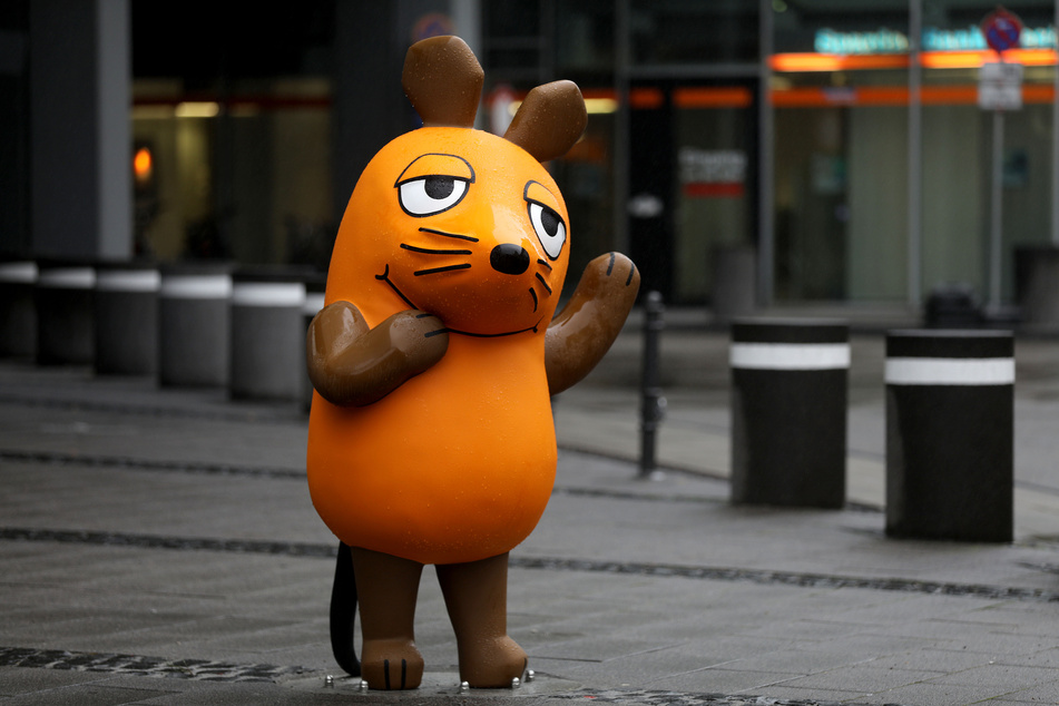 Ein Figur der Maus steht vor dem WDR. Anlässlich des 50. Jahrestages der ersten Folge der "Sendung mit der Maus" ist eine neue Mausfigur eingeweiht worden.