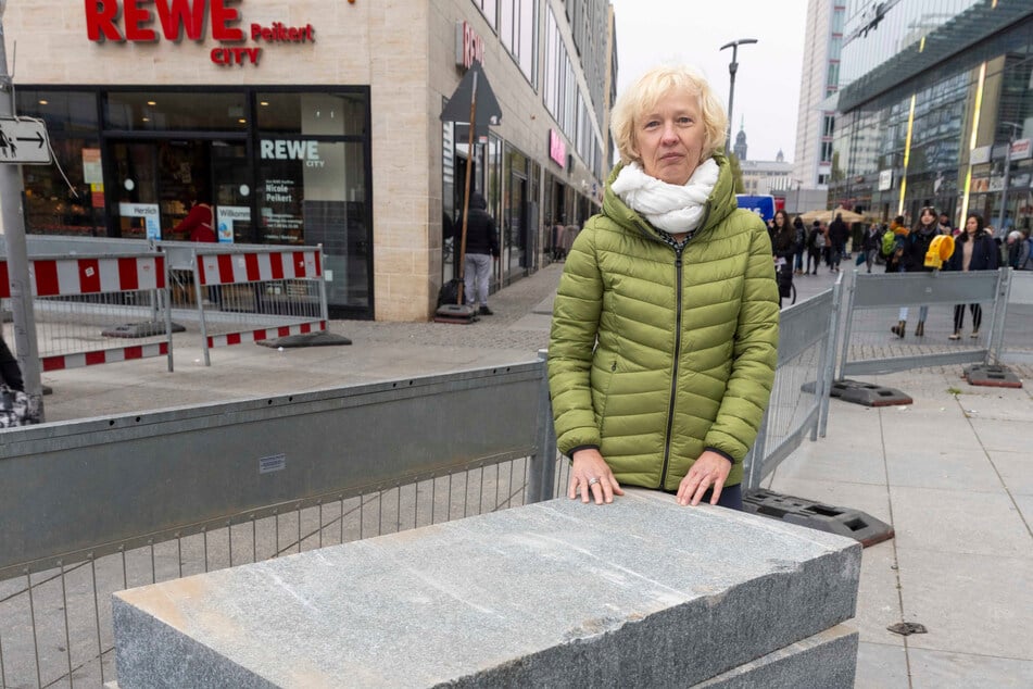 Straßenbau-Amtsleiterin Simone Prüfer (59) an den teuren Granitplatten, die verlegt werden.