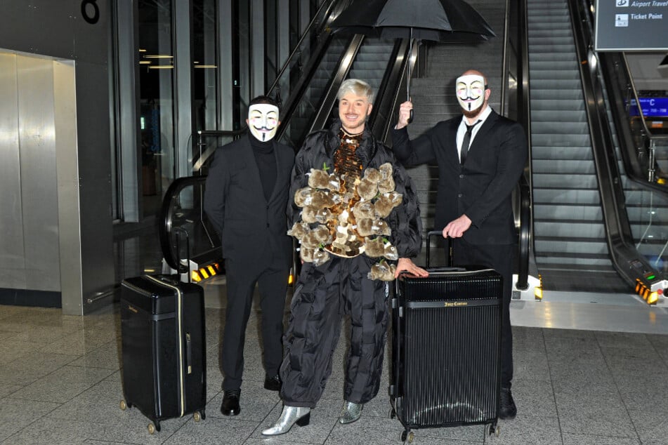 So extravagant und "vogue" stolzierte Sam Dylan am Freitagnachmittag in den Frankfurter Flughafen.