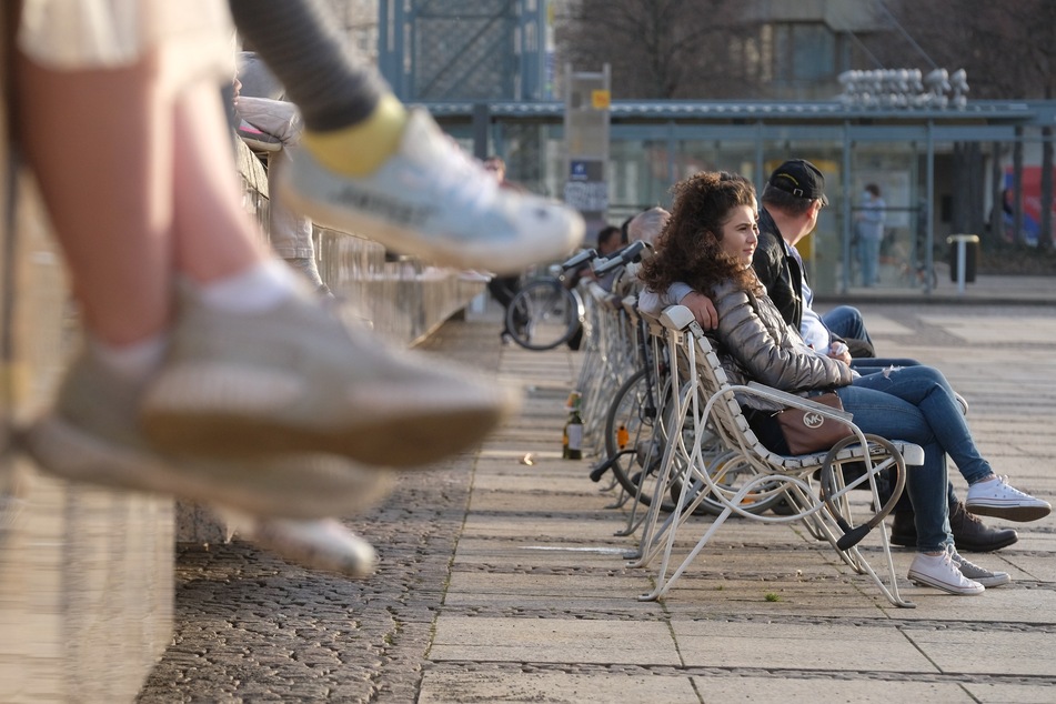 Leipziger und Gäste der Stadt sitzen am Augustusplatz