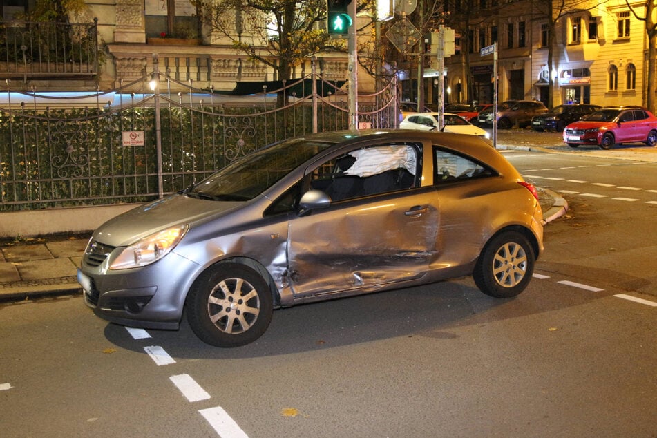... und ein Opel auf der Kreuzung in der Südvorstadt zusammengekracht waren.