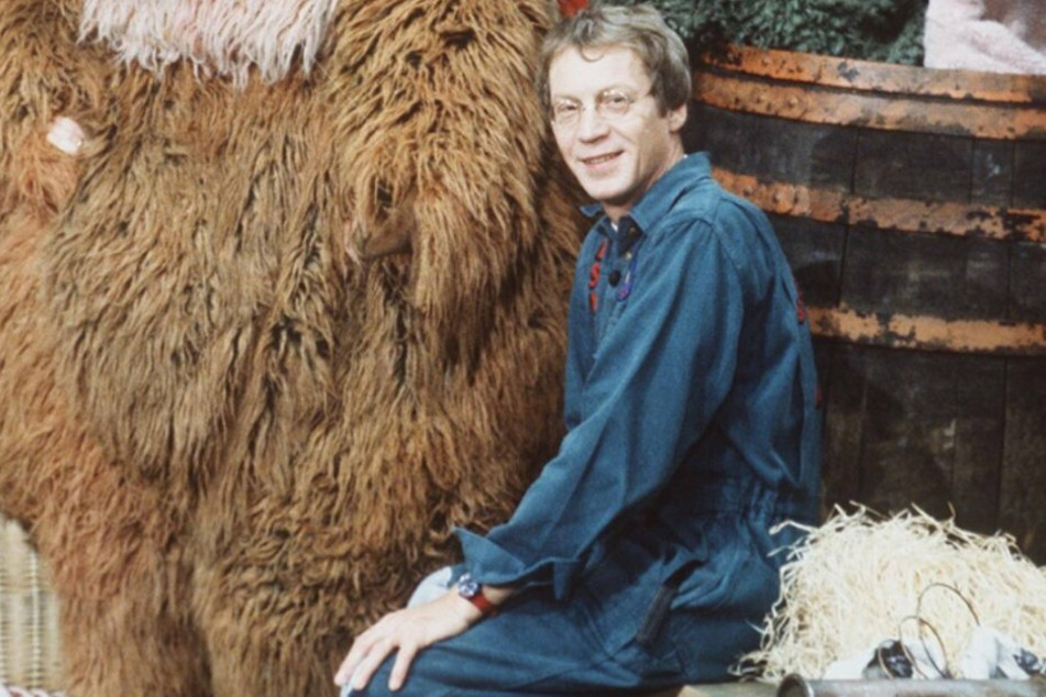 Lächelnd blickt der Schauspieler in die Kamera.
