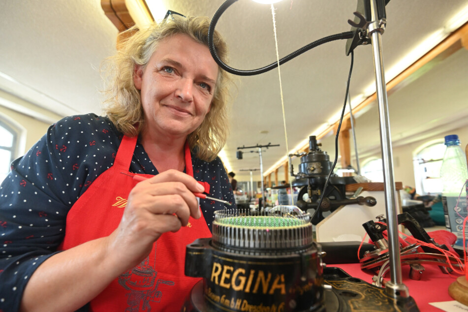 Sylvia Senger-Hogrefe (57) ist leidenschaftliche Sammlerin von Rundstrickmaschinen.