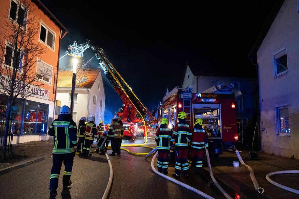 Die Feuerwehr kämpfte mit vereinten Kräften gegen das Feuer im Haus in der Manchinger Ingolstädter Straße.