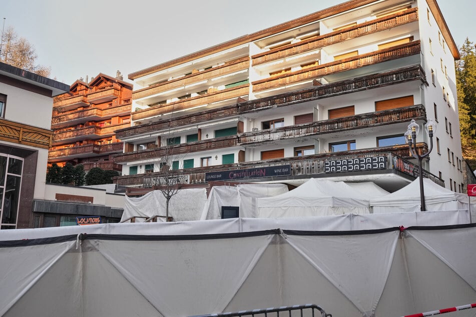 Die abgeriegelte Bar "Le Constellation", in der ein verheerender Brand während der Silvesterfeierlichkeiten Tote und Verletzte forderte.