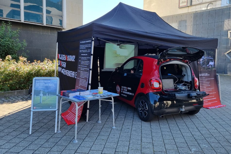 Auf dem Campusfest kann man im Fahrsimulator bei Laura und Josina ganz nüchtern das betrunkene Fahren ausprobieren.