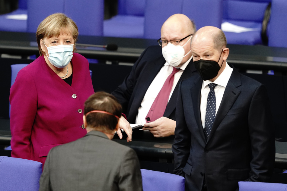 Gesichter der Corona-Politik: Angela Merkel (66, CDU, l.), Peter Altmaier (62, CDU, M) und Olaf Scholz (62, SPD, r.).