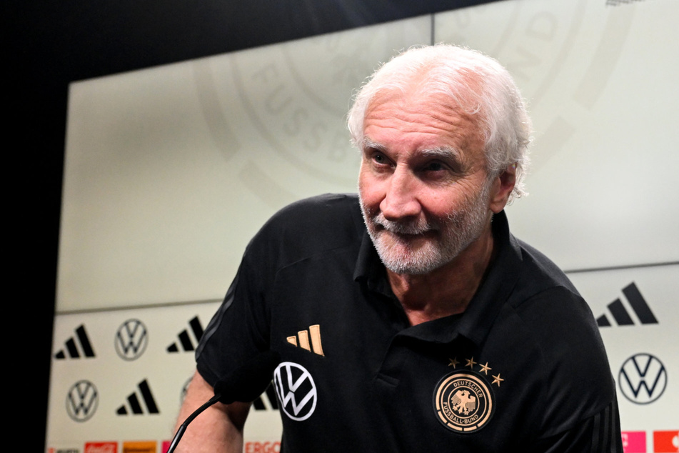 Der Interims-Coach Rudi Völler (63) stellte sich auf der PK den Fragen der Journalisten.