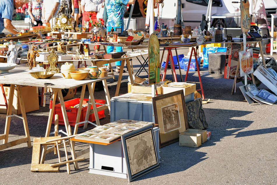 Vasen, Töpfe, Tische - all das und mehr bieten die Händler des Trödelmarkts am Cottaweg an. (Symbolbild)