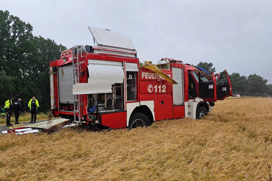 Auf einem Feld kam das Fahrzeug zum Stehen.