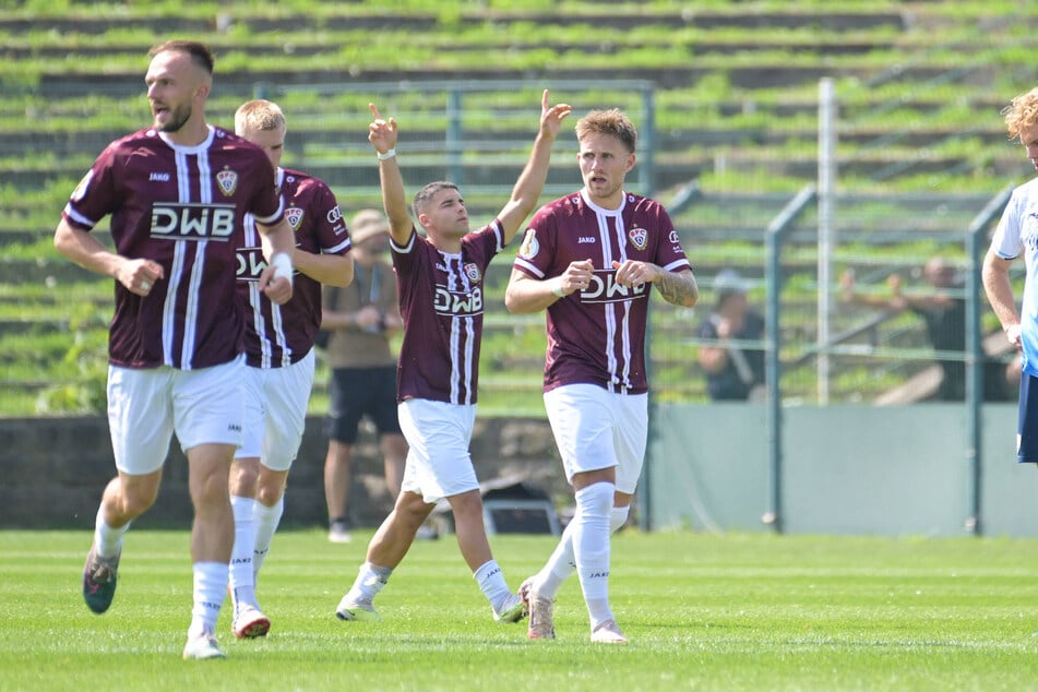 Jan Shcherbakovski (2.v.r.), Ex-Spieler von Dynamo Dresden und Energie Cottbus, schießt den BFC Dynamo in Führung gegen den VfL Bochum.