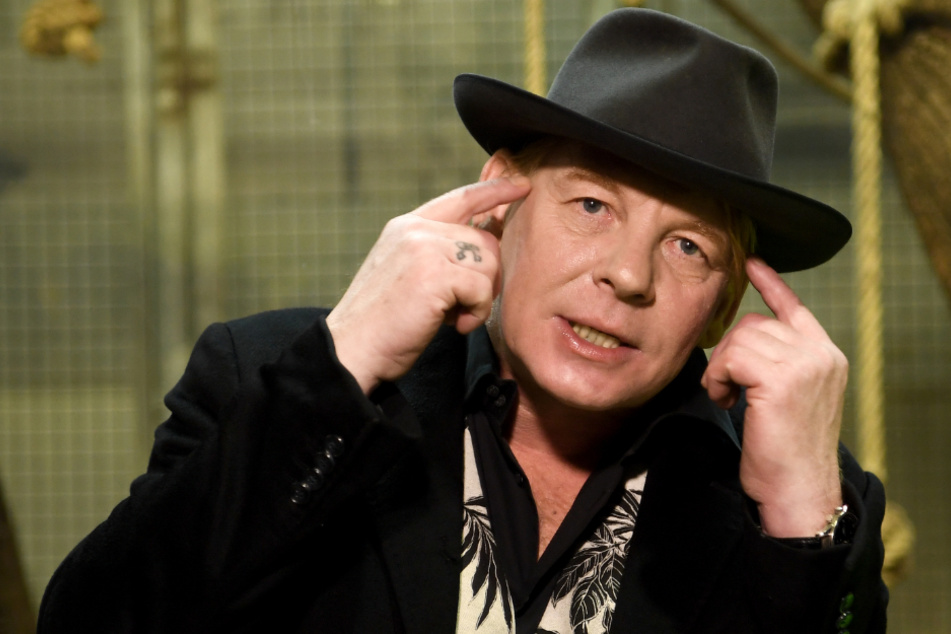 Mann mit herrlichem Bass in der Stimme.