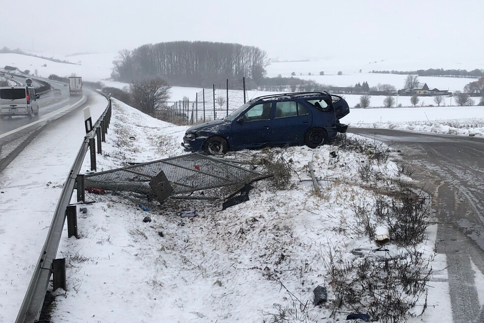 Unfall auf A38: Peugeot-Fahrer kracht durch Behelfsausfahrt