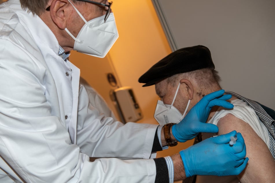 In weiten Teilen Bayern kann geimpft werden, wie hier in Weißenhorn: Der 99 Jahre alte Erwin Knoll (r) wird im Impfzentrum von Arzt Peter Czrnak geimpft.