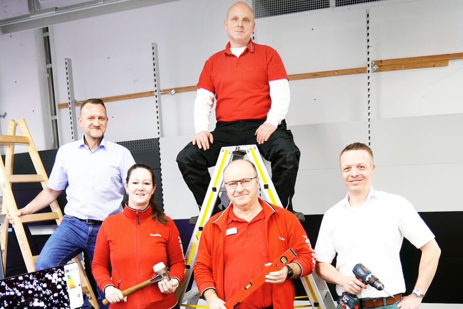 Basteln für Euch am neuen MediaMarkt: D. Werowski (links), K. Tholotowsky, H. Kolb, J. Gerhardt und T. Ernstberger.