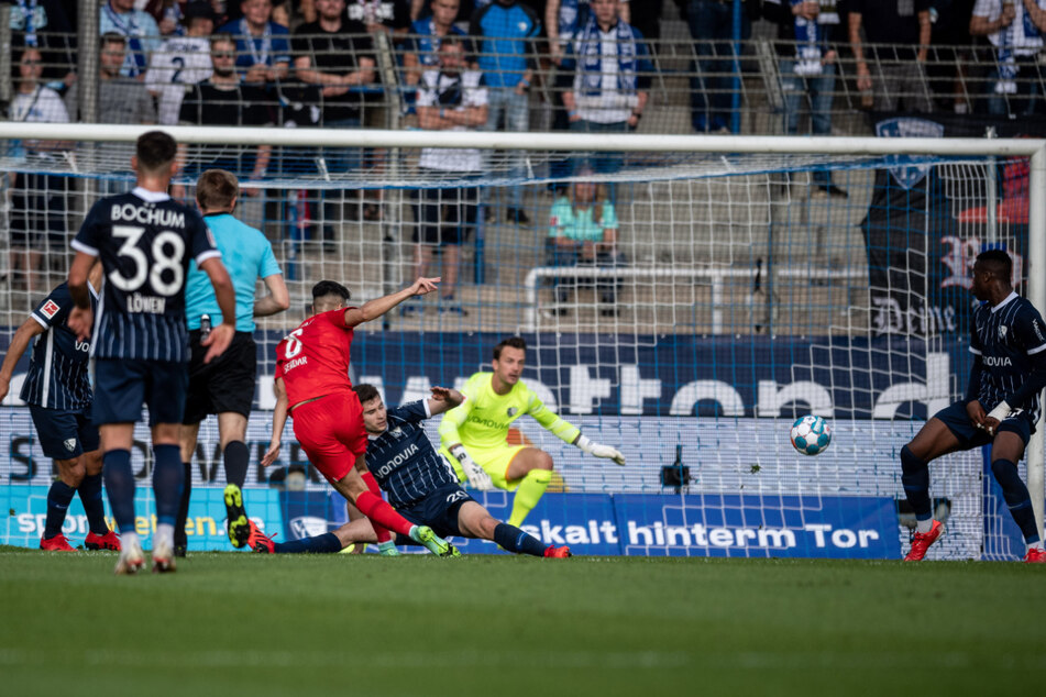 Suat Serdar (3.v.l) erzielt nach einer starken Einzelaktion das 1:0.