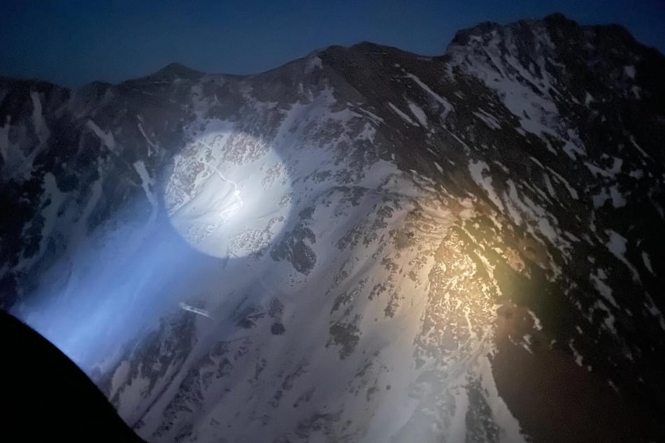 Der nachflugtaugliche Hubschrauber fand die Wanderer im schneebedecktem Gelände.