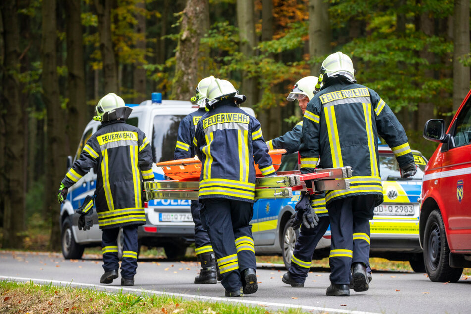 Die Feuerwehr barg eine Leiche aus dem Waldstück zwischen Jöhstadt und Königswalde. Sie war bei einer groß angelegten Suchaktion der Polizei gefunden worden.