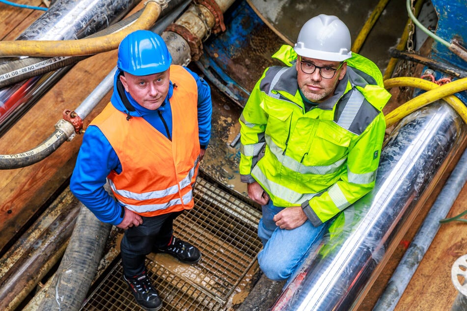 Werfen regelmäßig einen Blick auf den Ort des Geschehens: Die Projektleiter Heiko Nytsch (52, l.) und Rainer Aurin (49) wollen den wichtigen Industriesammler Nord bis spätestens 2027 fertigstellen.