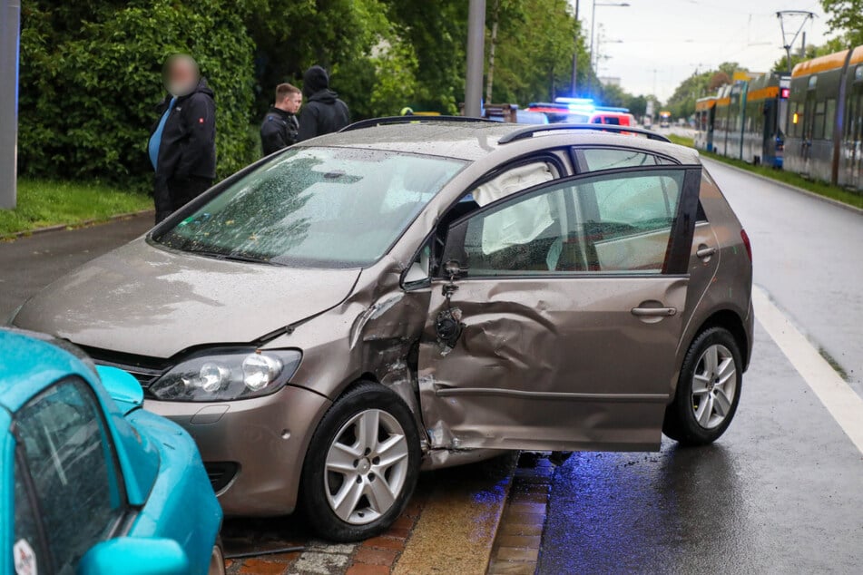 Der VW wurde ebenso beschädigt wie der parkende Mazda. Eine Person soll verletzt worden sein.