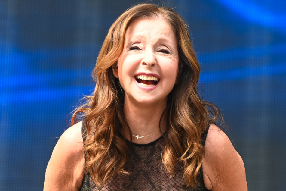 Schlagerstar Vicky Leandros (71) feierte vor 45 Jahren mit "Ich liebe das Leben" einen riesengroßen Erfolg. Jetzt gibt's eine Neuauflage.
