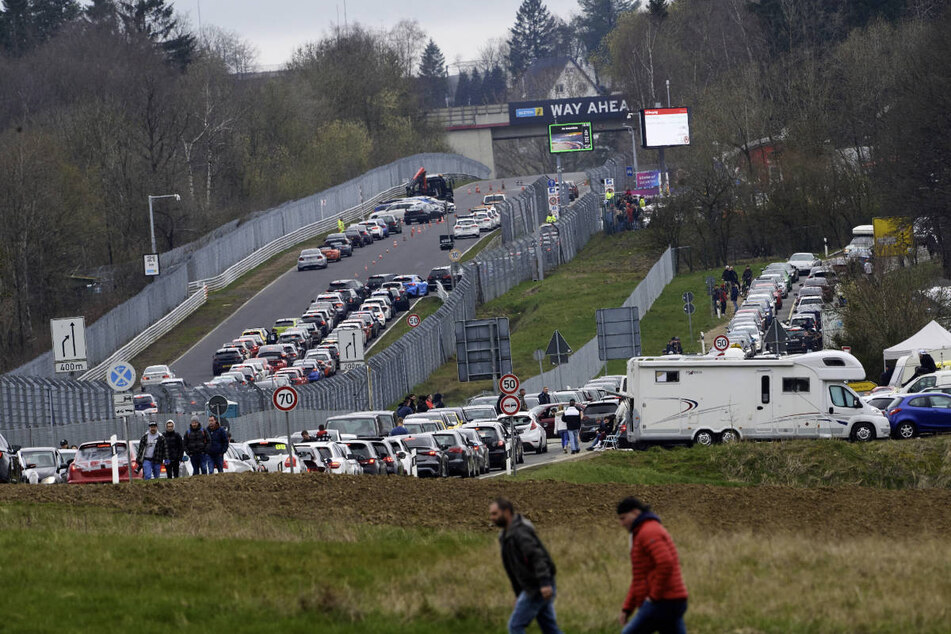 Am Mittag wurde es dann voller beim "Car-Friday" am Nürburgring. Vor der Zufahrt der Nordschleife bildeten sich Staus.