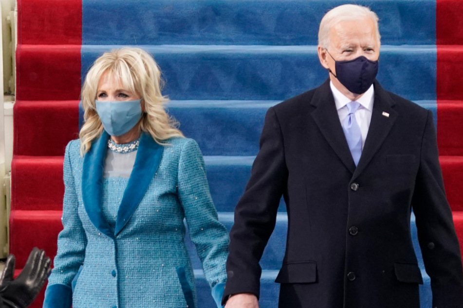 Der designierte US-Präsident Joe Biden (78) kommt mit seiner Ehefrau Jill zur Amtseinführung.