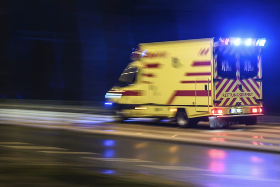 Die Beifahrerin wurde in ein Krankenhaus gebracht. (Symbolbild)