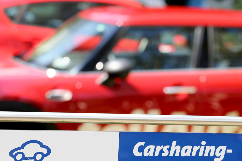 Wer nur selten ein Auto braucht, der kann mit Carsharing gegenüber einem eigenen Auto richtig Geld sparen.