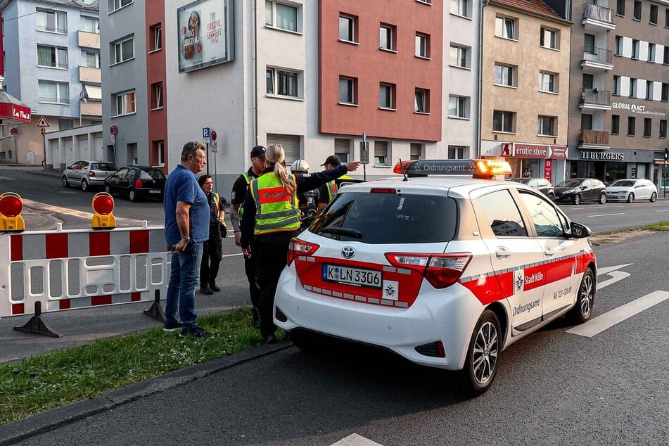 Seit circa 8 Uhr sind die Einsatzkräfte von Polizei und Ordnungsamt auf den Straßen im Sperrgebiet unterwegs, um die Menschen aus ihren Wohnungen zu bitten.