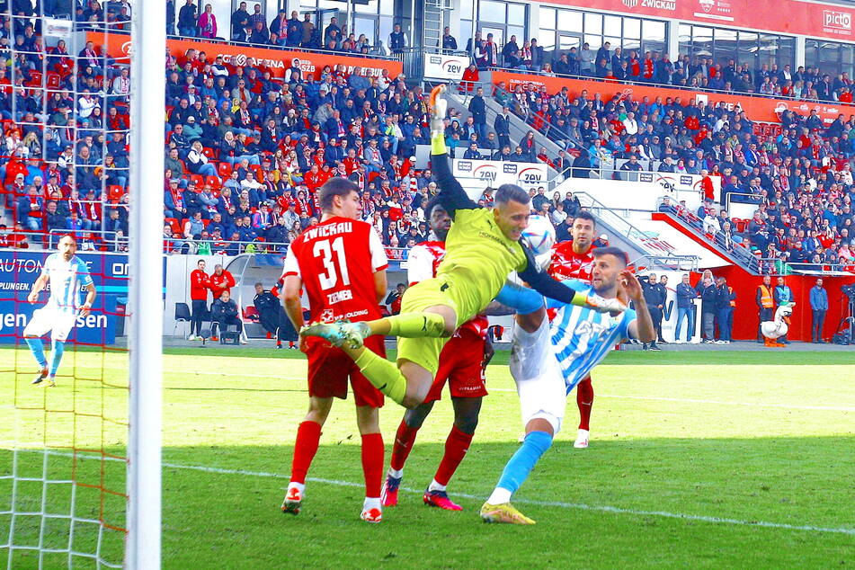 Für die Himmelblauen kann sich auch Torjäger Dejan Bozic (32, r.) beim Bezirksderby wieder ins Zwickauer Getümmel werfen.