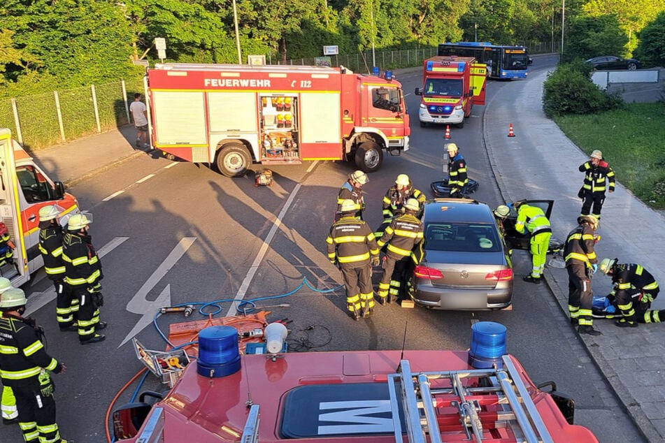 Die Münchner Feuerwehr war am Freitagabend bei der Rettung einer eingeklemmten Frau gefragt.