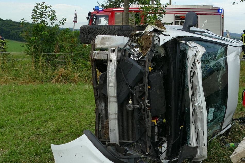 20-jähriger Fahrer kracht mit Auto gegen Baum und überschlägt sich gleich mehrfach