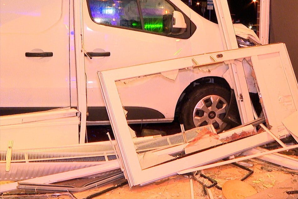 Mit fast zwei Promille: Transporter-Fahrer kracht in Sonnenstudio