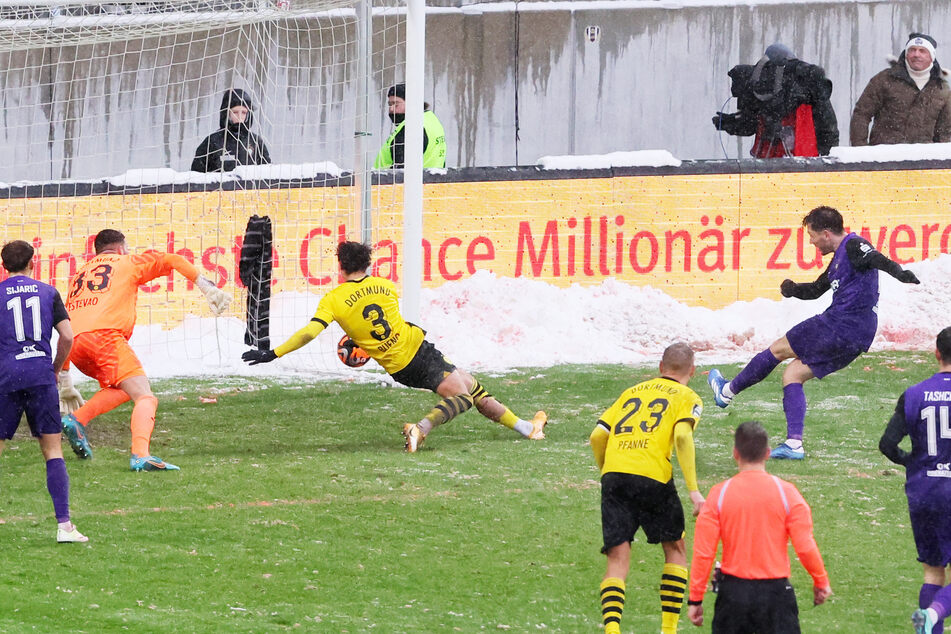 Kurz vor der Pause: Aue-Stürmer Marcel Bär schiebt gegen Borussia Dortmund II. zum 2:0 ein.